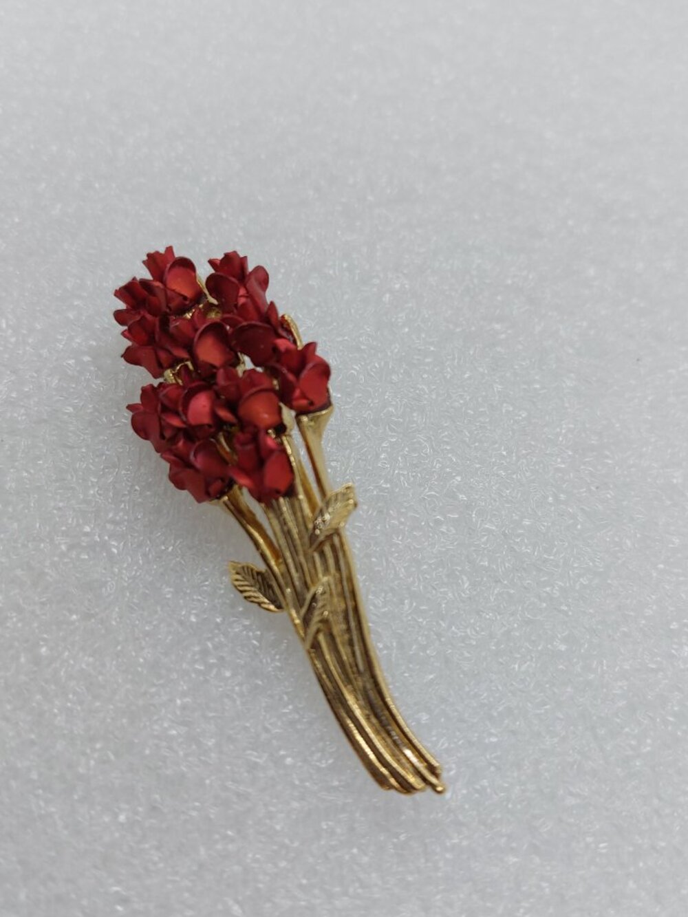Vintage 1997 DM 97 Gold Tone Red Rose Bouquet Brooch
